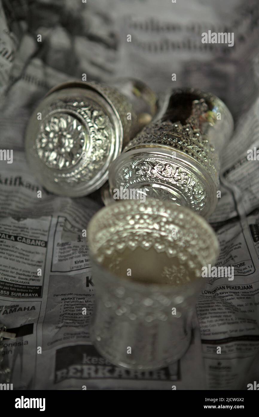 Silverwares in un laboratorio di artigianato d'argento nel villaggio di Kamasan a Klungkung, Bali, Indonesia. Foto Stock