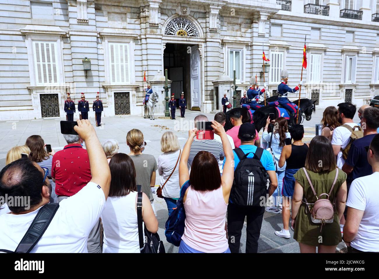 Il Palazzo reale di Madrid Spagna. Cambio della guardia. Foto Stock