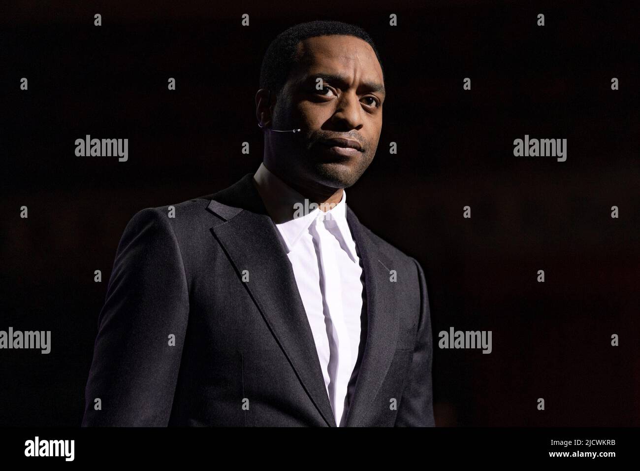 CHIWETEL EJIOFOR NELL'UOMO CADUTO SULLA TERRA (2022), DIRETTO DA ALEX KURTZMAN E JOSS AGNEW. Credit: CBS Studios / Album Foto Stock