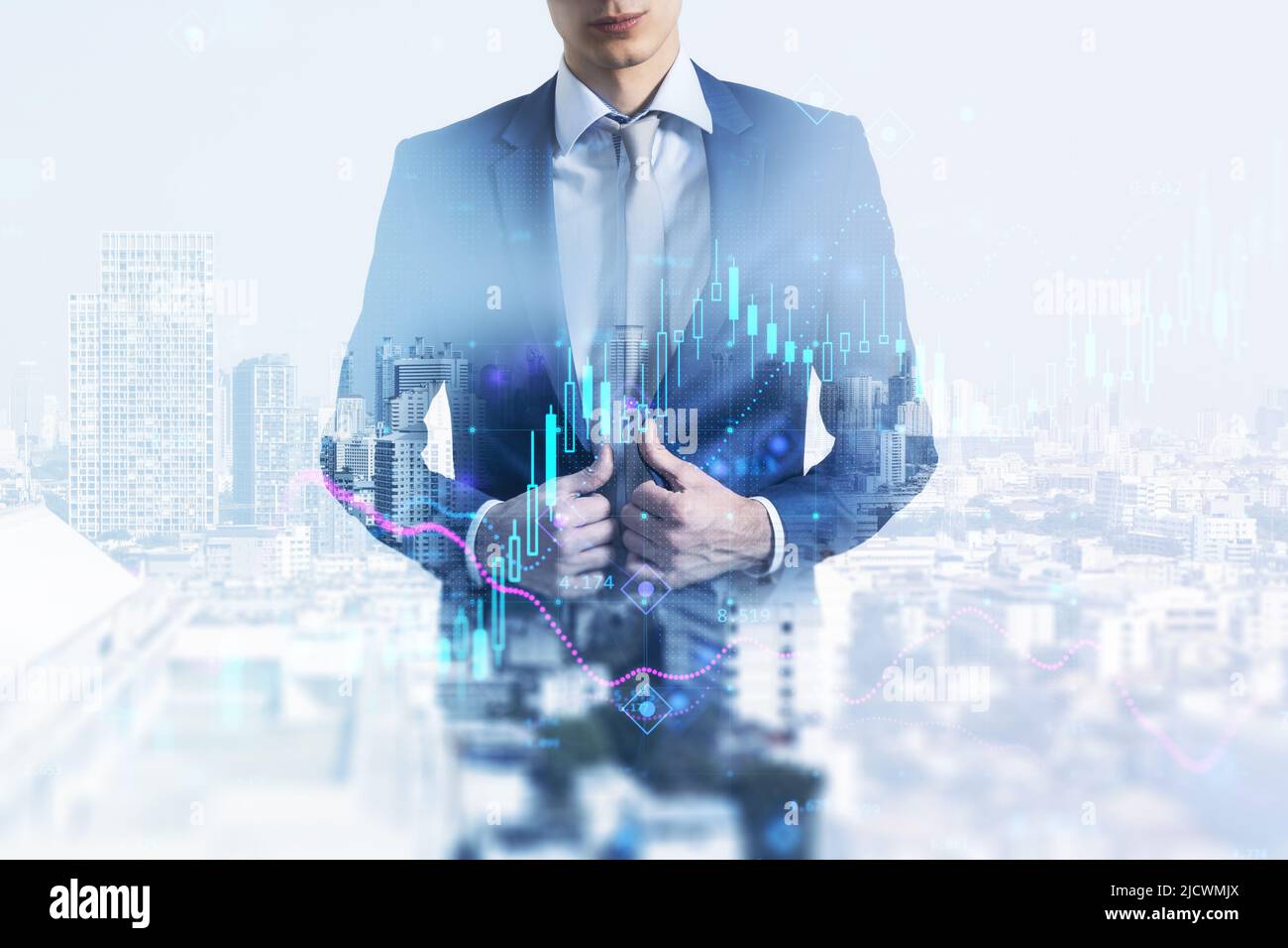 Mercato azionario e concetto d'investimento con doppia esposizione di uomo d'affari su sfondo cittadino e digitale candelabro finanziario e grafici Foto Stock