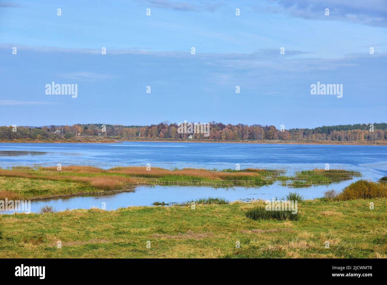 Splendida vista sul lago in autunno. Alta qualità Foto Stock