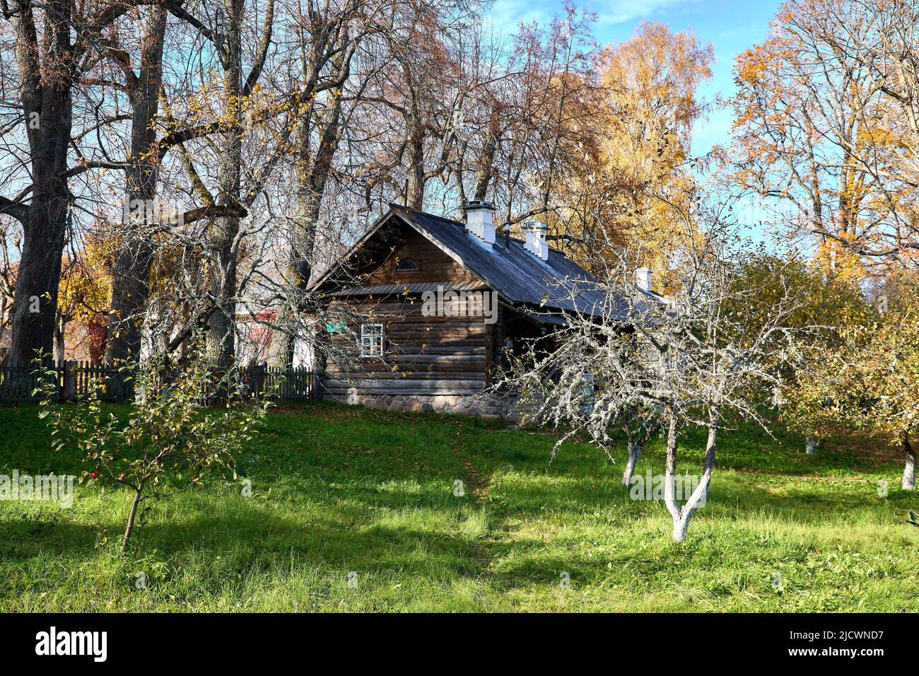 Vecchia casa in autunno. Alta qualità Foto Stock