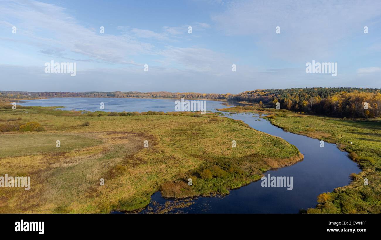 Foto drone di fiume e alberi. Alta qualità Foto Stock
