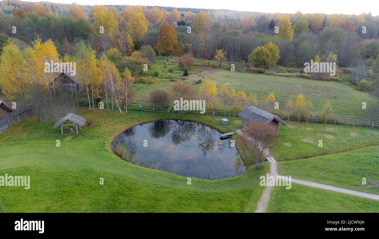 Colpo di drone del lago piccolo e della natura. Alta qualità Foto Stock