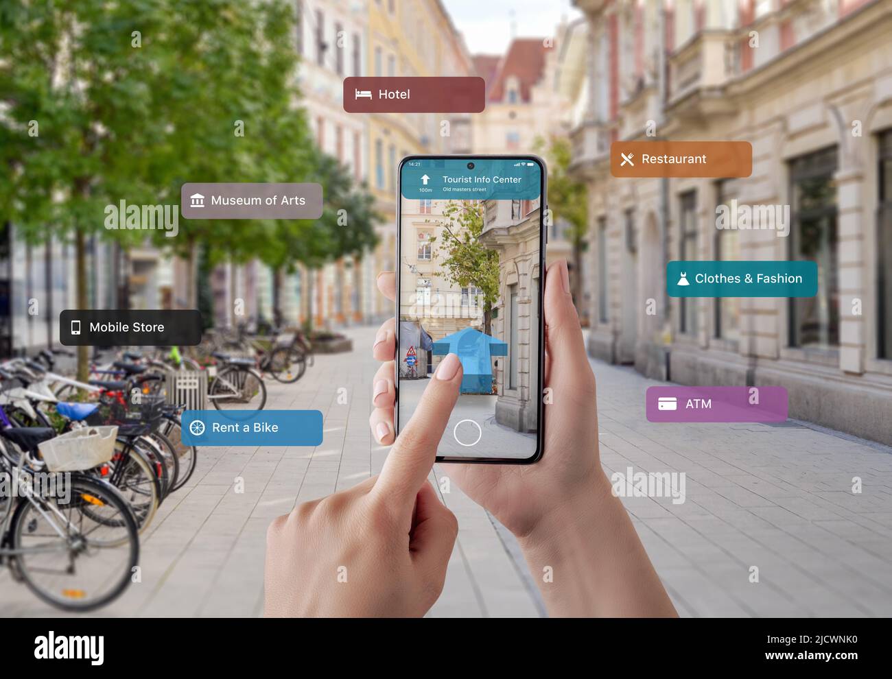 Informazioni turistiche e cartelli su smartphone in mani turistiche. Il concetto di utilizzare le applicazioni e la tecnologia della realtà aumentata nel turismo Foto Stock