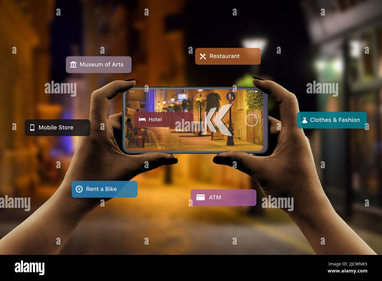 Ricerca di hotel e altre strutture turistiche in città con l'app di navigazione 3D basata sul concetto di tecnologia della realtà aumentata. Smartphone in un orizzonte Foto Stock