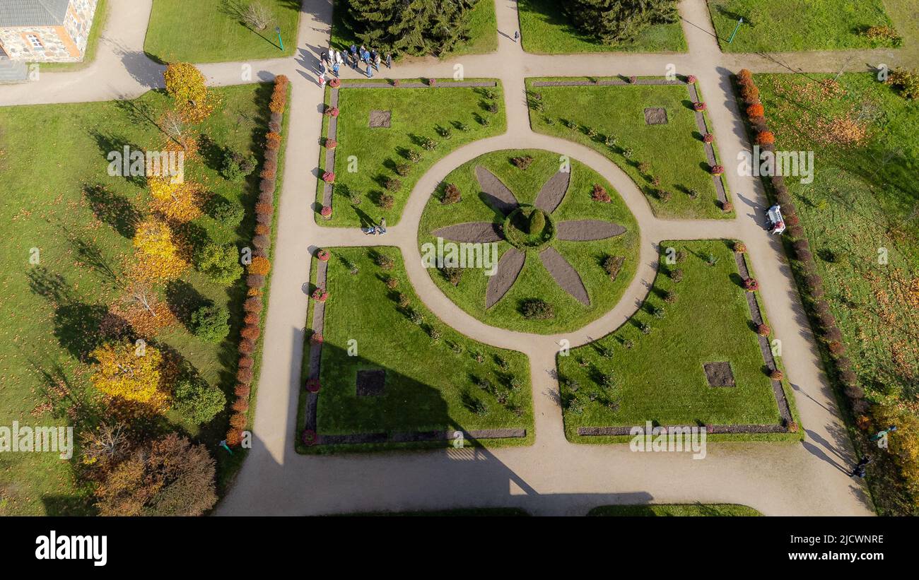 Bel cortile dal drone in autunno. Alta qualità Foto Stock