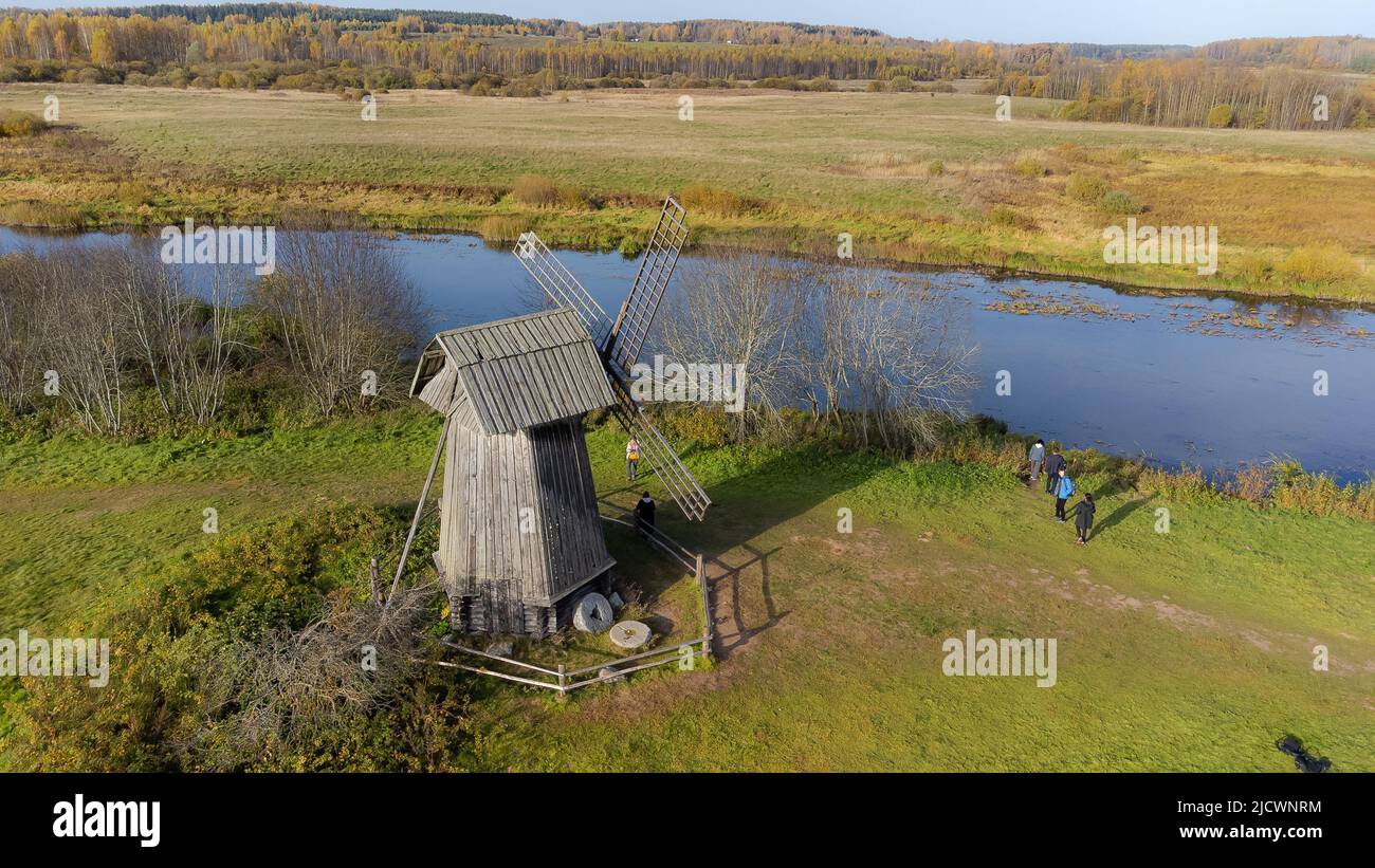 Fuco fucilato su mulino a vento e fiume. Alta qualità Foto Stock