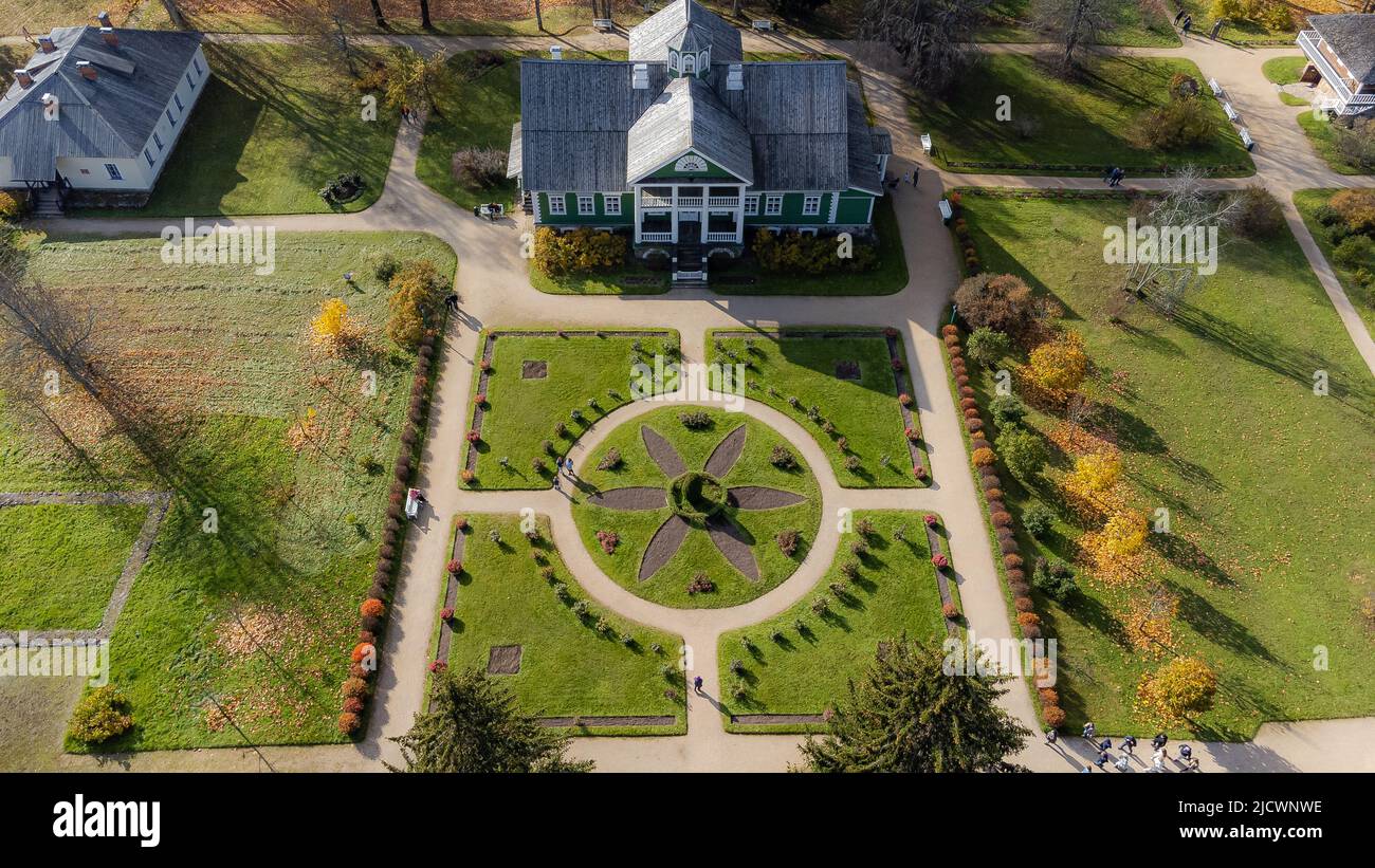 Manor con bel cortile dal drone. Alta qualità Foto Stock