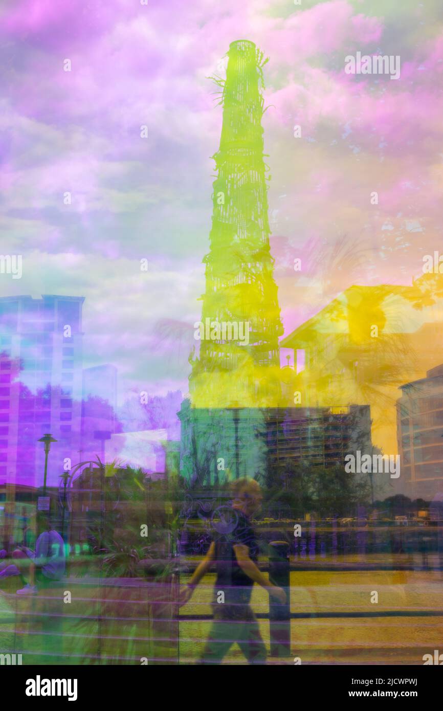 Estate in città - gente che si gode Newcastle upon Tyne, Regno Unito Quayside visto attraverso un divisore trasparente colorato che funge da filtro. Foto Stock