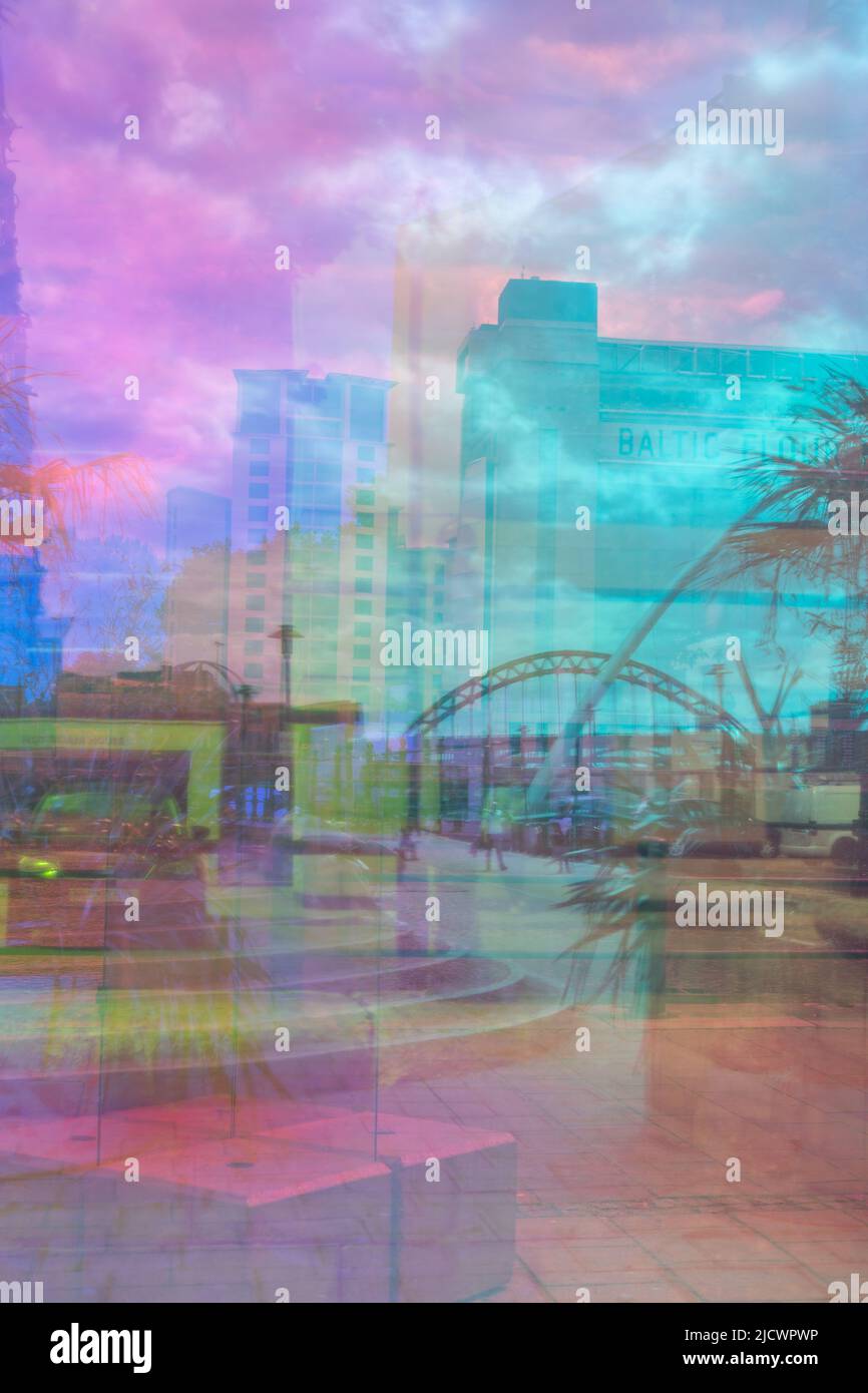 Estate in città - gente che si gode Newcastle upon Tyne, Regno Unito Quayside visto attraverso un divisore trasparente colorato che funge da filtro. Foto Stock