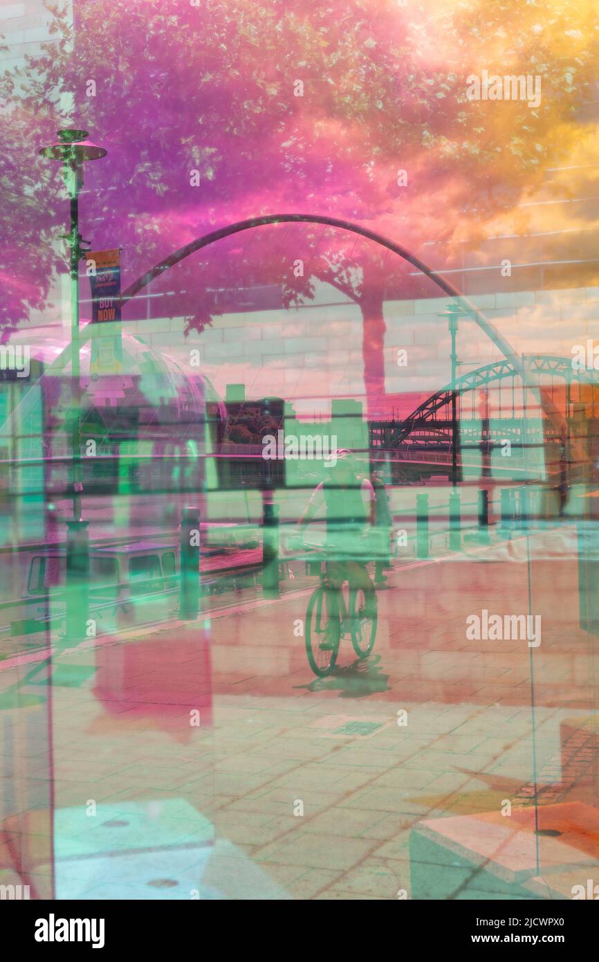 Estate in città - gente che si gode Newcastle upon Tyne, Regno Unito Quayside visto attraverso un divisore trasparente colorato che funge da filtro. Foto Stock