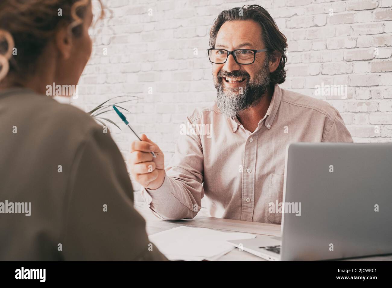 Ritratto sicuro del venditore sorridente al cliente all'ufficio prima di firmare l'accordo insieme. Concetto di business e di economia persone. Immobiliare e. Foto Stock