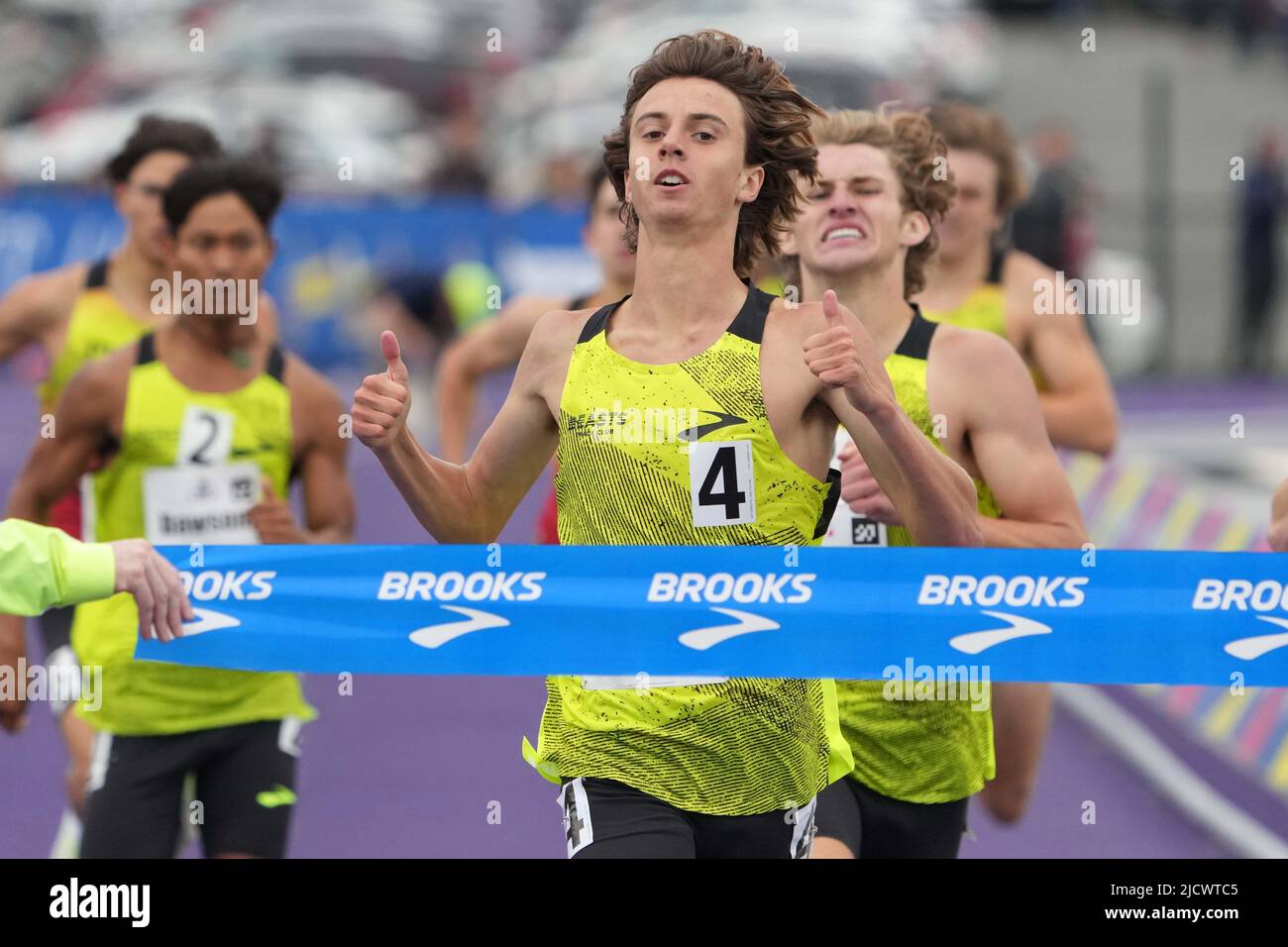 Colin Sahlman di Newbury Park (California) festeggia dopo aver vinto i 800 m in 1:48,07 durante il Meeting Brooks PR Invitational High School, mercoledì 15 giugno 2022, a Seattle. Foto Stock