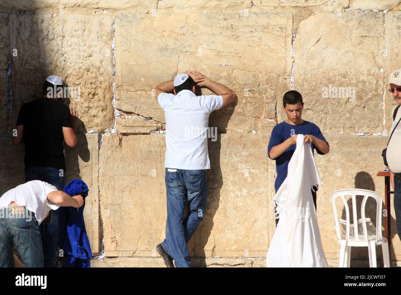 GERUSALEMME, ISRAELE - 11 MAGGIO 2011: Questi sono adoratori non identificati in uno dei santuari principali della religione ebraica - il Muro Occidentale. Foto Stock
