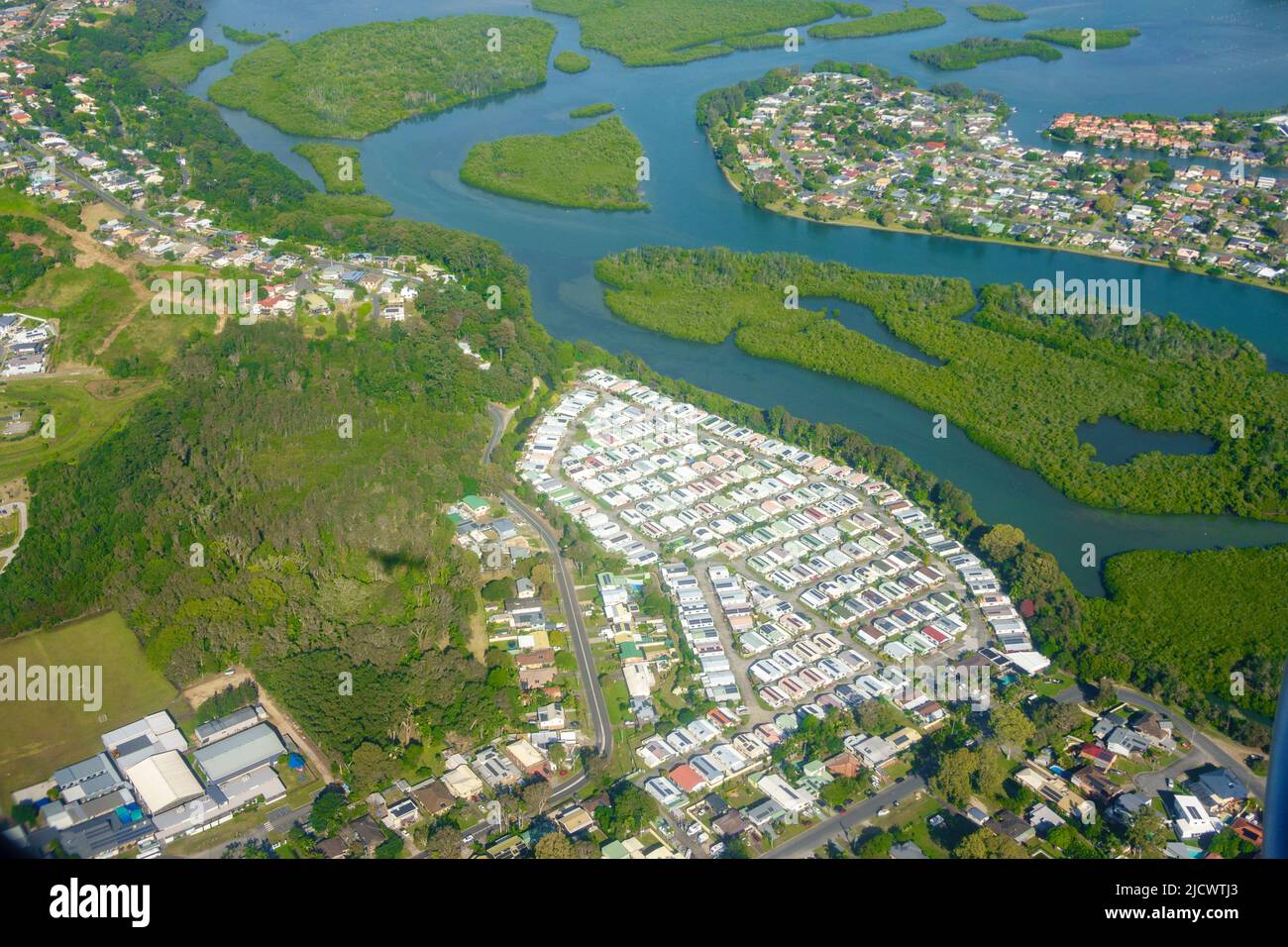 I tetti e lo spazio verde circostante e i canali di Coolangatta sulla Gold Coast Queensland Australia. Foto Stock