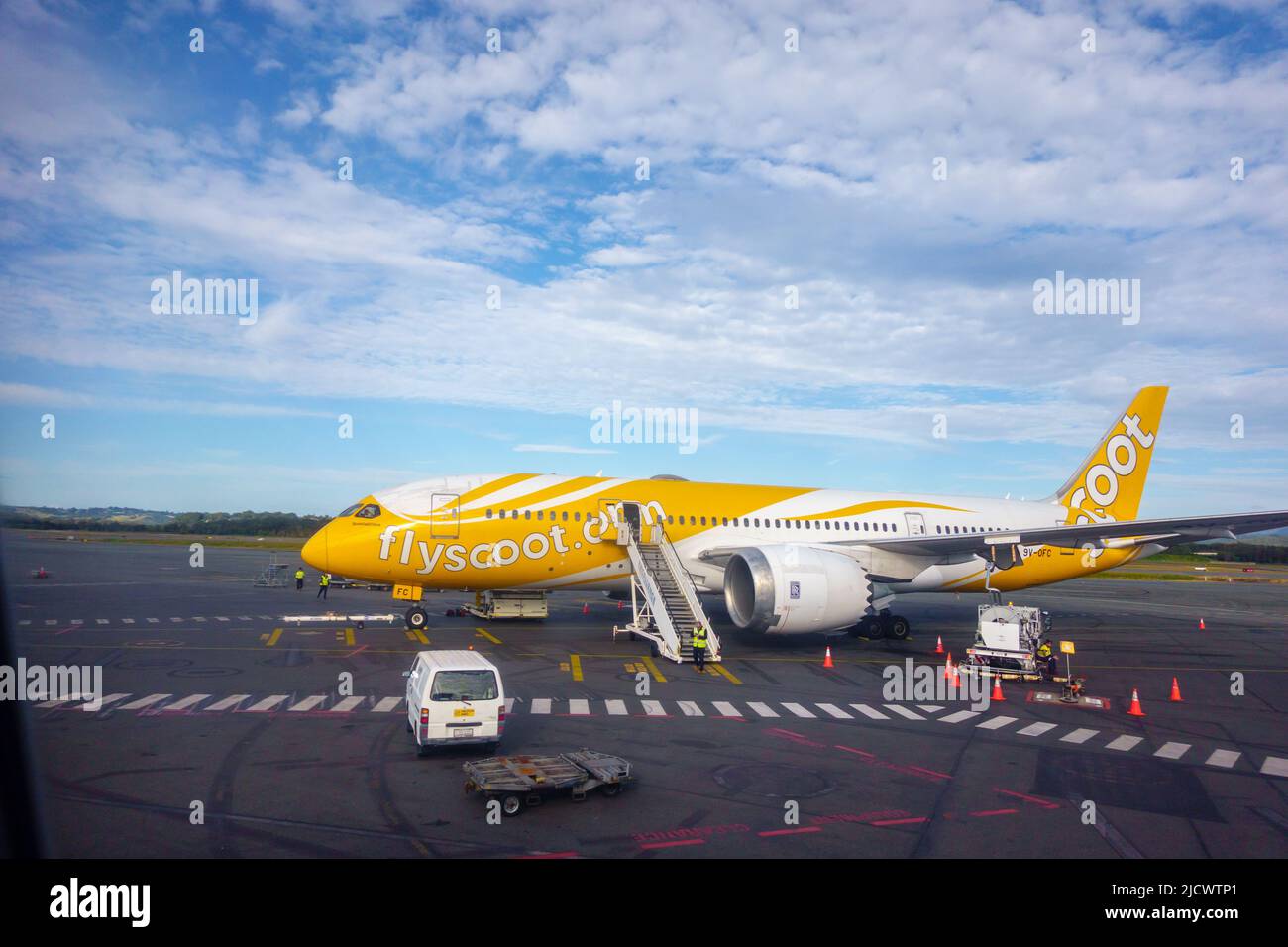 Coolangatta - Australia - Giugno 13 2022; volo aereo Flyscoot in giallo chiaro all'aeroporto mentre il passeggero è a bordo Foto Stock