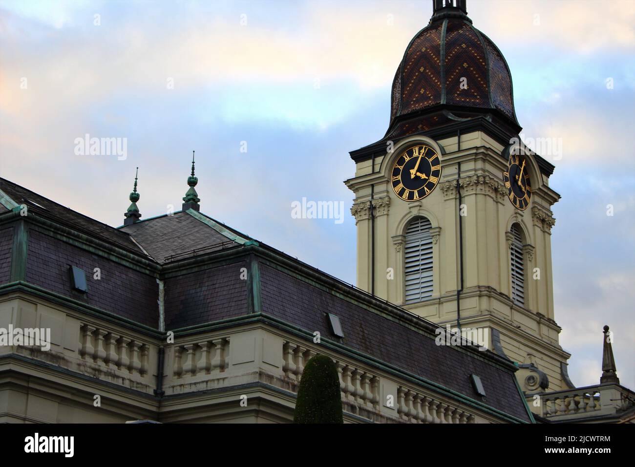 Chiesa protestante di Morges contro un cielo di sera vario. Bella chiesa barocca europea campanile. (Morges, Svizzera) Foto Stock