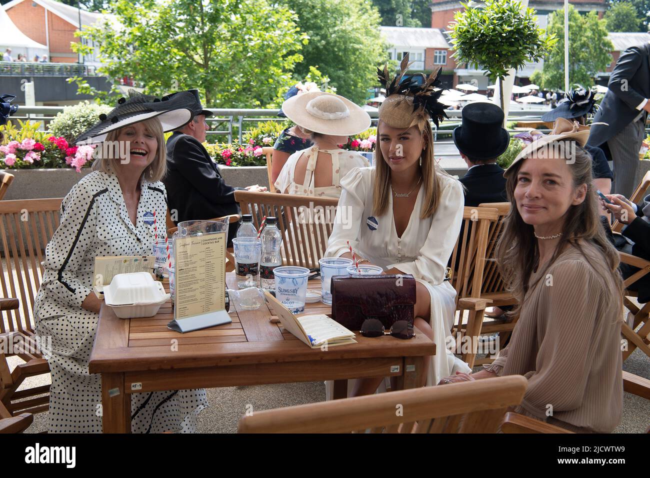 Ascot, Berkshire, Regno Unito. 15th giugno 2022. Era un'altra bella giornata di sole caldo oggi, come gli automobilisti hanno goduto di guardare la corsa dei cavalli al Royal Ascot. Credit: Maureen McLean/Alamy Live News Foto Stock