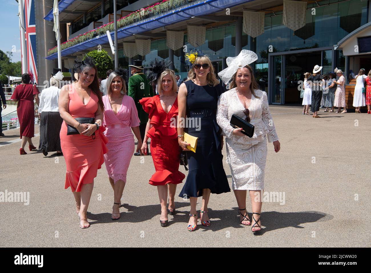 Ascot, Berkshire, Regno Unito. 15th giugno 2022. Era un'altra bella giornata di sole caldo oggi, come gli automobilisti hanno goduto di guardare la corsa dei cavalli al Royal Ascot. Credit: Maureen McLean/Alamy Live News Foto Stock