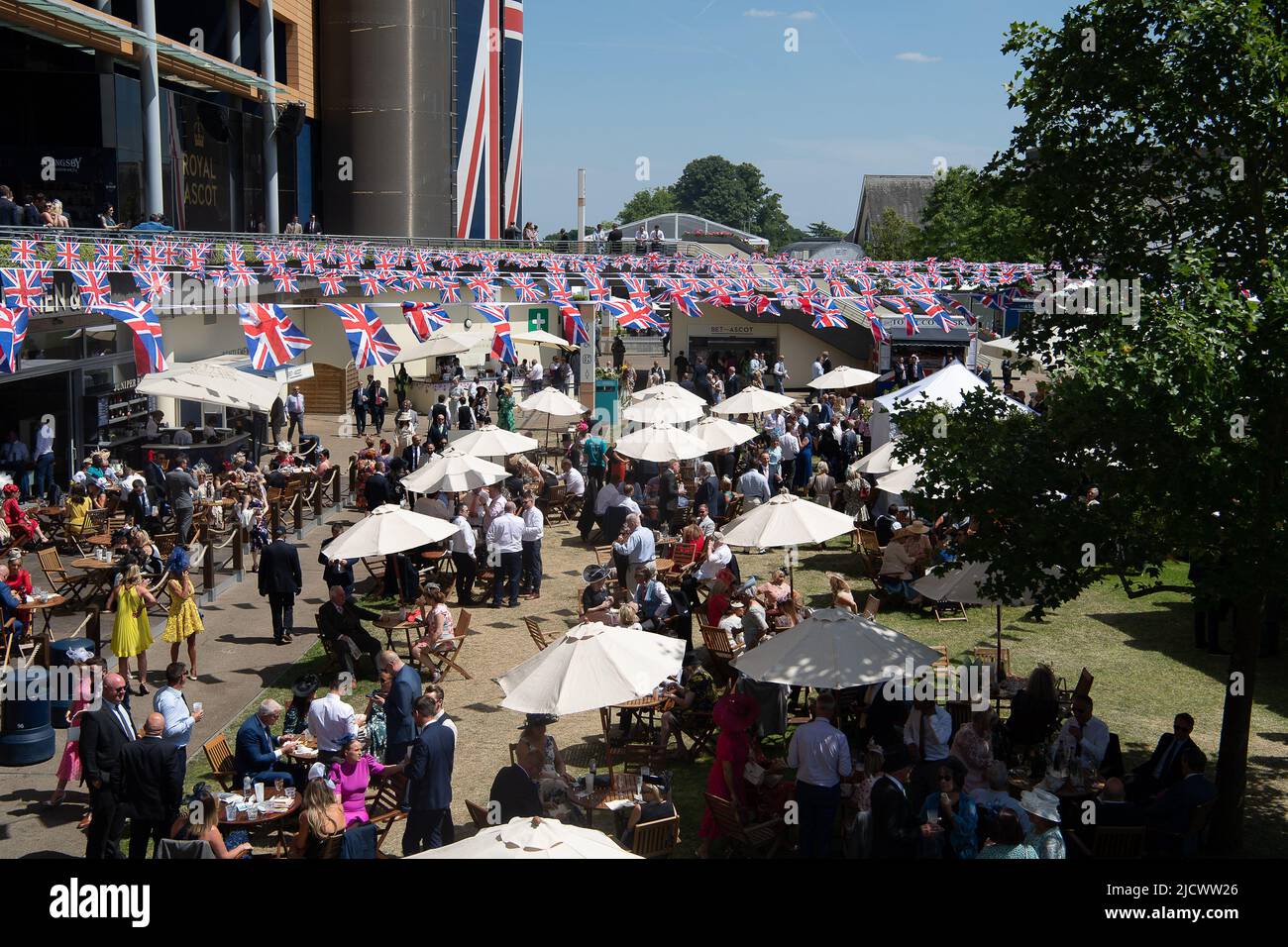 Ascot, Berkshire, Regno Unito. 15th giugno 2022. Era un'altra bella giornata di sole caldo oggi, come gli automobilisti hanno goduto di guardare la corsa dei cavalli al Royal Ascot. Credit: Maureen McLean/Alamy Live News Foto Stock