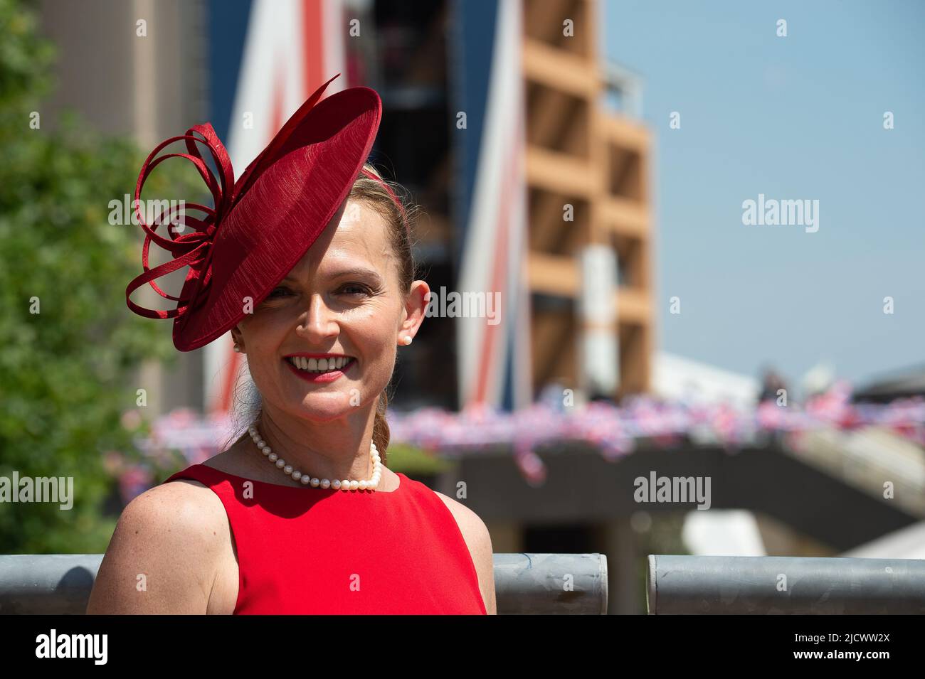 Ascot, Berkshire, Regno Unito. 15th giugno 2022. Era un'altra bella giornata di sole caldo oggi, come gli automobilisti hanno goduto di guardare la corsa dei cavalli al Royal Ascot. Credit: Maureen McLean/Alamy Live News Foto Stock