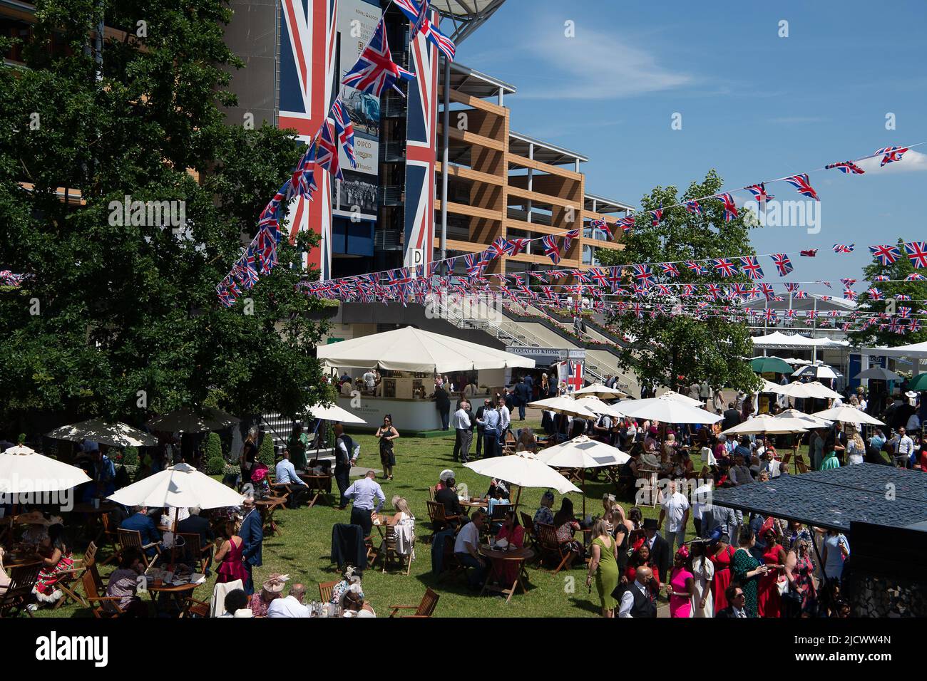 Ascot, Berkshire, Regno Unito. 15th giugno 2022. Era un'altra bella giornata di sole caldo oggi, come gli automobilisti hanno goduto di guardare la corsa dei cavalli al Royal Ascot. Credit: Maureen McLean/Alamy Live News Foto Stock