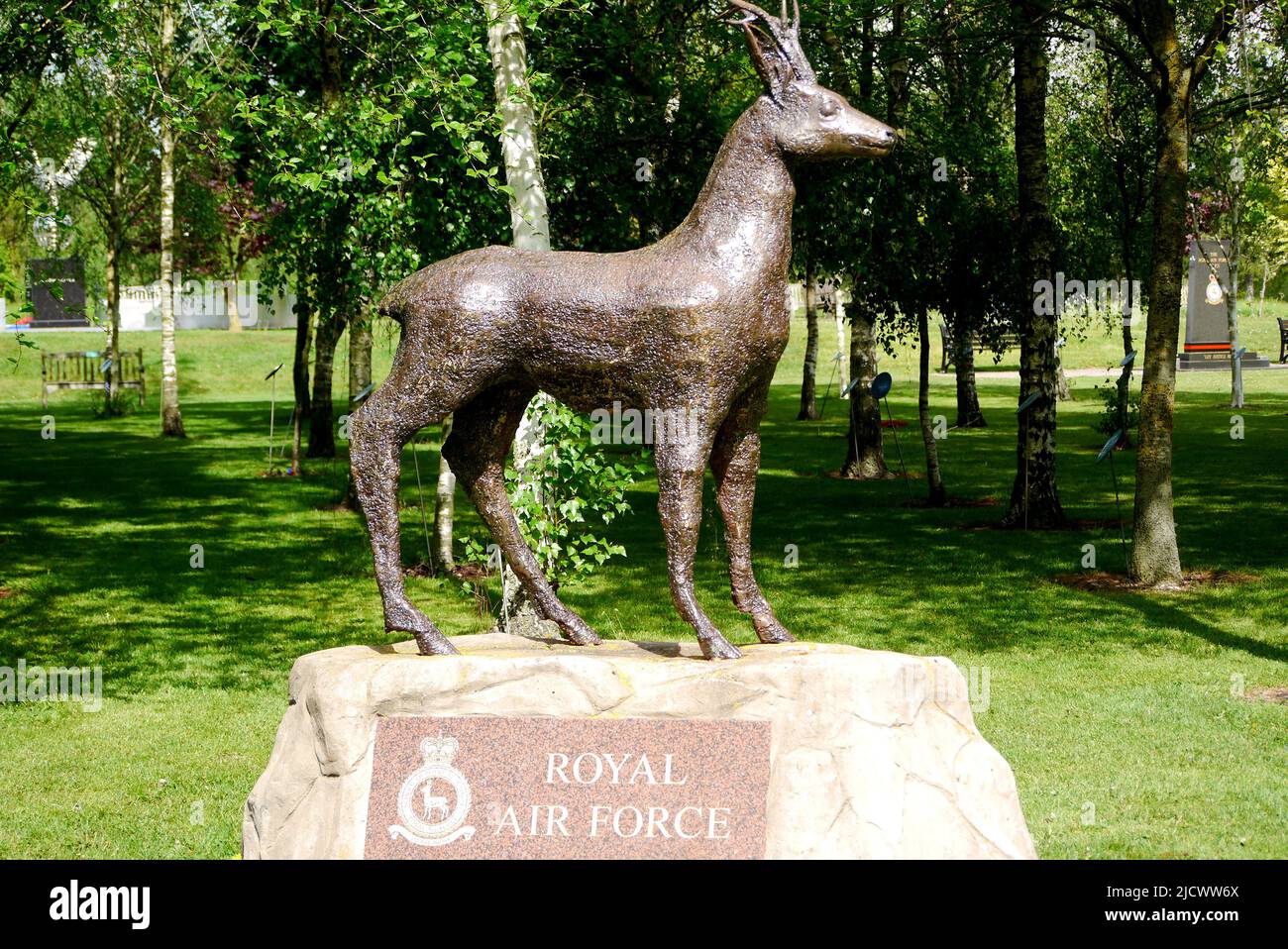 Royal Air Force Physical Education Bronze Roebuck statue Memorial presso il National Memorial Arboretum, Staffordshire, Inghilterra, Regno Unito. Foto Stock