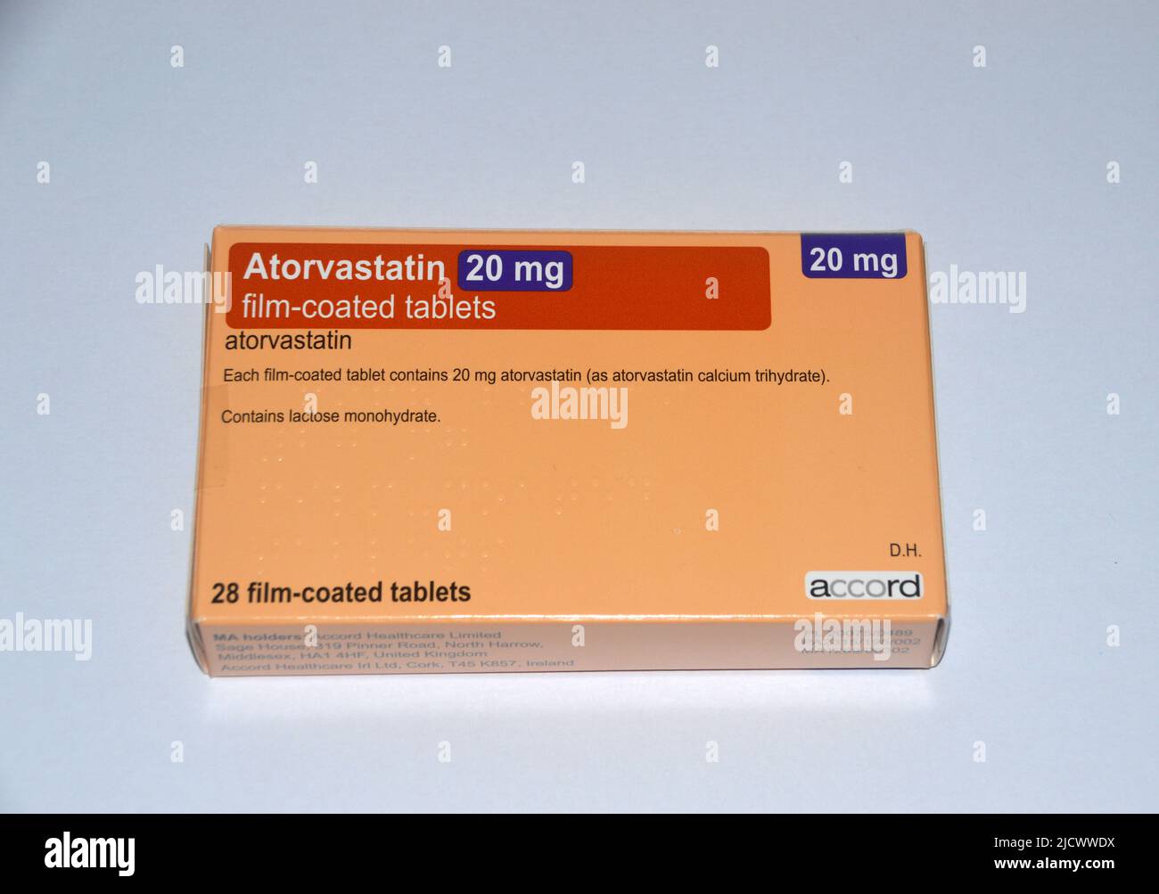 Una scatola da 28, 20mg compresse rivestite con film di Atorvastatin (Lipitor) fatte da Accord prescritto per la riduzione del colesterolo, Inghilterra, Regno Unito. Foto Stock