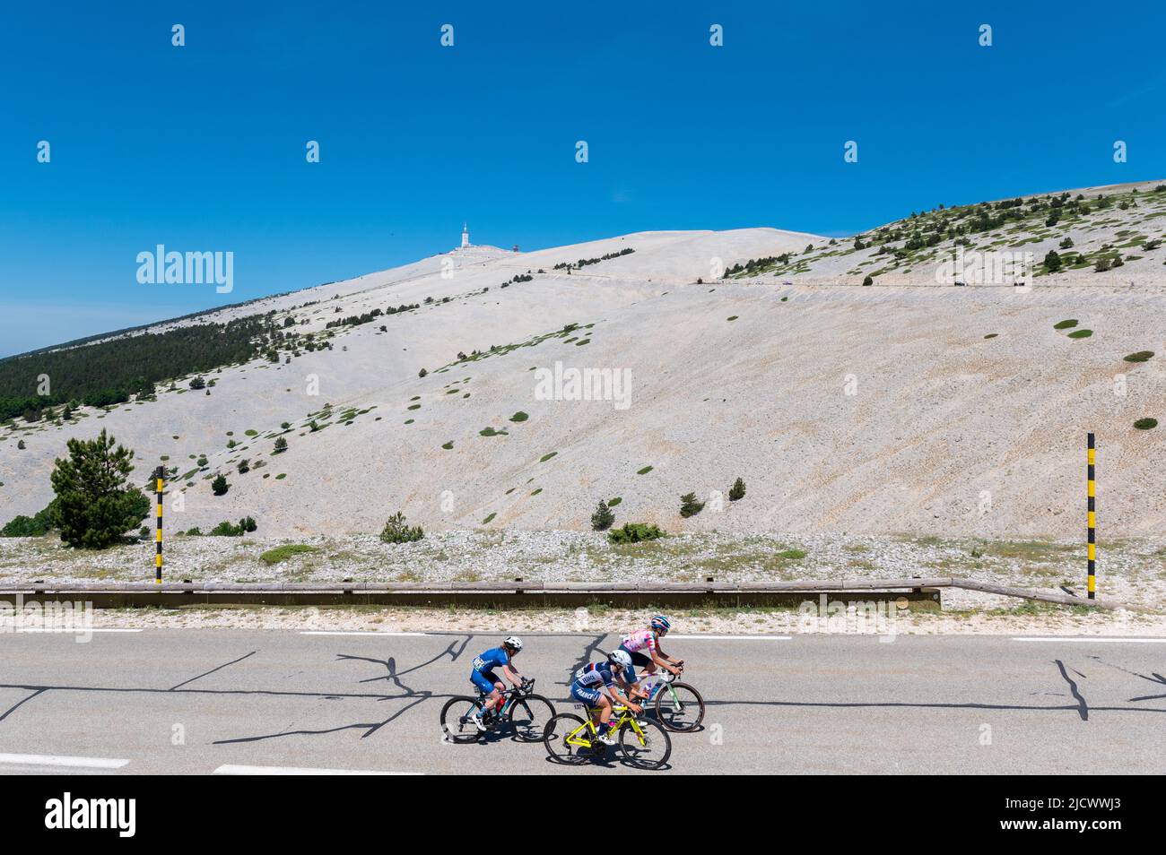 Da L a R: Ella Harris (team Canyon SRAM), Margaux Vigié (Team France), Olivia Bent (team Awol o'shea) in azione a tre chilometri dal traguardo. Martedì 14 giugno 2022 si è svolta la prima edizione del Mont Ventoux Dénivelé Challenge Femmes (categoria WE 1,2) tra Vaison-la-Romaine e Mont Ventoux su una distanza di 98 chilometri. L’italiano Marta cavalli (FDJ-Nouvelle Aquitaine-Futuroscope) ha percorso i 98 km in 3h19mn01s davanti a Clara Koppenburg (Cofidis Women Team) che ha concluso secondo ed evita Muzic (FDJ-Nouvelle Aquitaine-Futuroscope), terzo. Foto Stock