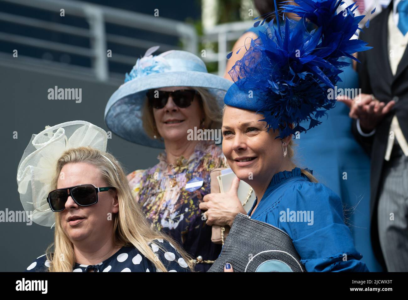 Ascot, Berkshire, Regno Unito. 15th giugno 2022. La tribuna era piena di piloti. Era un'altra bella giornata di sole caldo oggi, come gli automobilisti hanno goduto di guardare la corsa dei cavalli al Royal Ascot. Credit: Maureen McLean/Alamy Live News Foto Stock