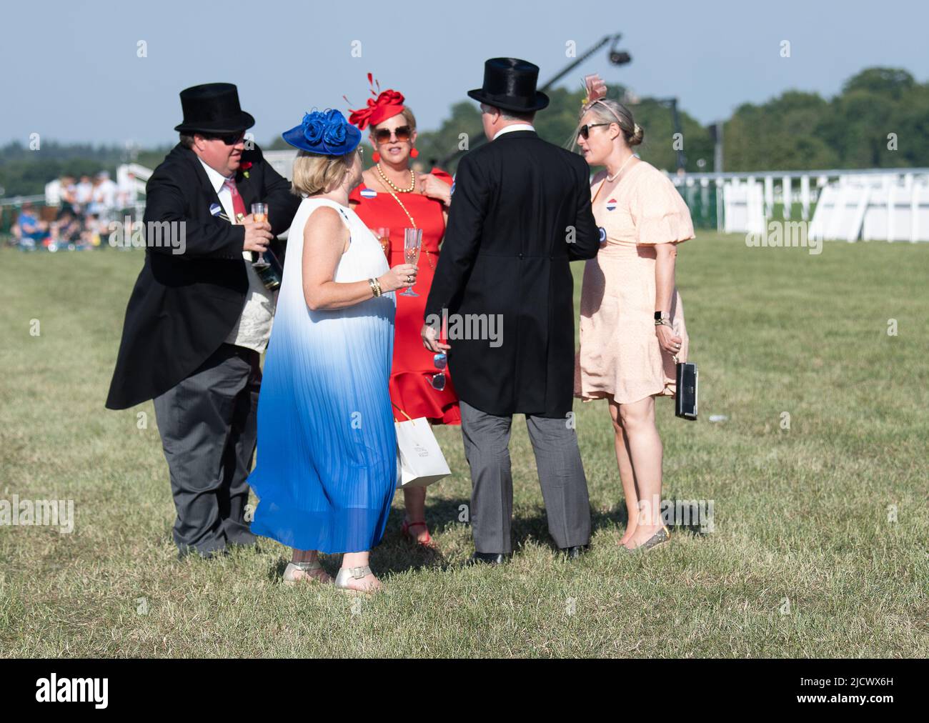 Ascot, Berkshire, Regno Unito. 15th giugno 2022. Era un'altra bella giornata di sole caldo oggi, come gli automobilisti hanno goduto di guardare la corsa dei cavalli al Royal Ascot. Credit: Maureen McLean/Alamy Live News Foto Stock