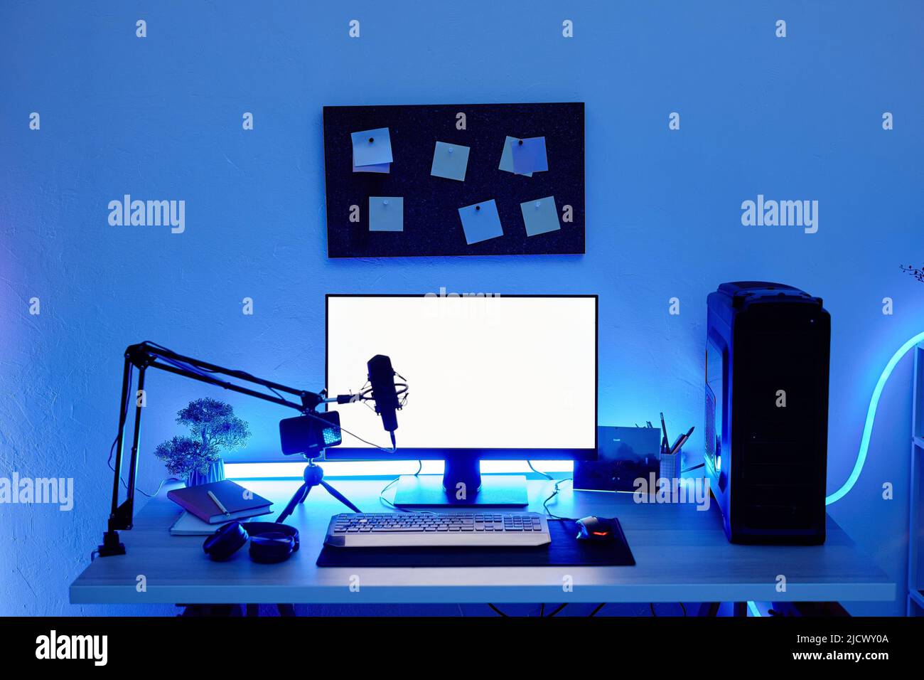 Immagine di sfondo del PC da tavolo illuminato con illuminazione al neon blu, schermo mockup Foto Stock