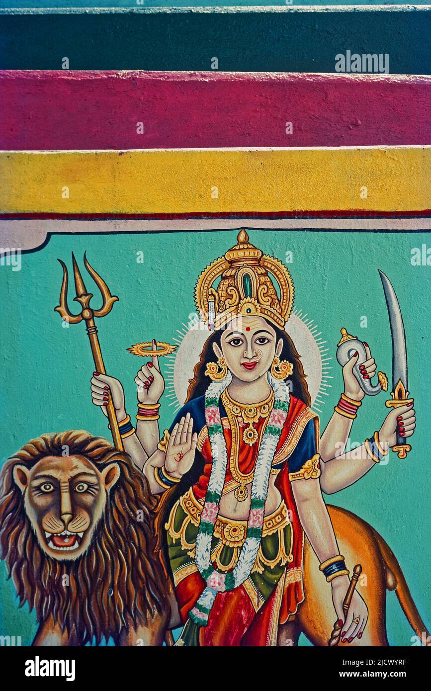 05 28 2021 Durga dipinta in modo brillante che guida sul Leone sulla parete del lato del senso del tempio parete Andhra Pradesh India Foto Stock