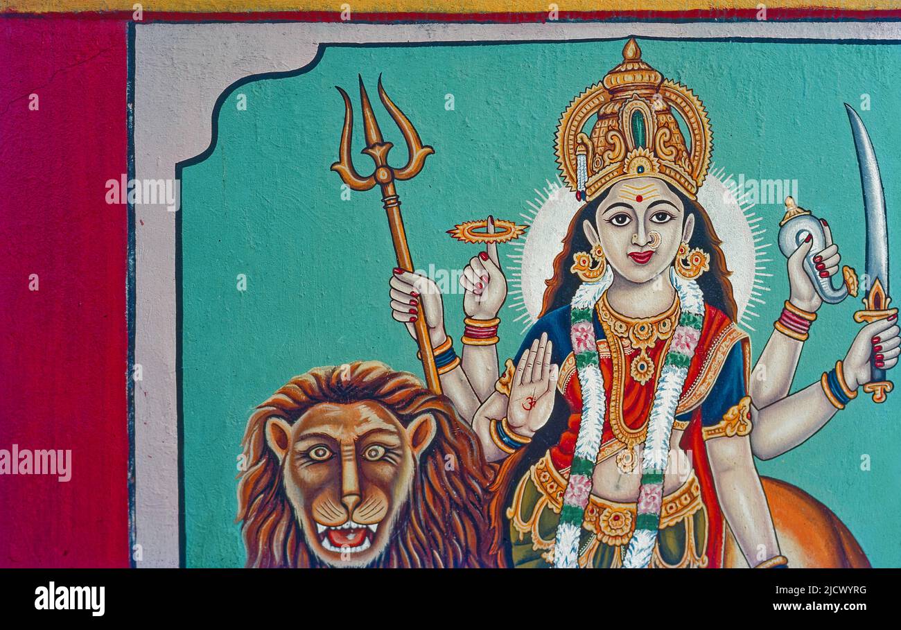 05 228 2021 Durga dipinta in modo brillante che guida sul Leone sulla parete del lato del senso del tempio parete Andhra Pradesh India Foto Stock