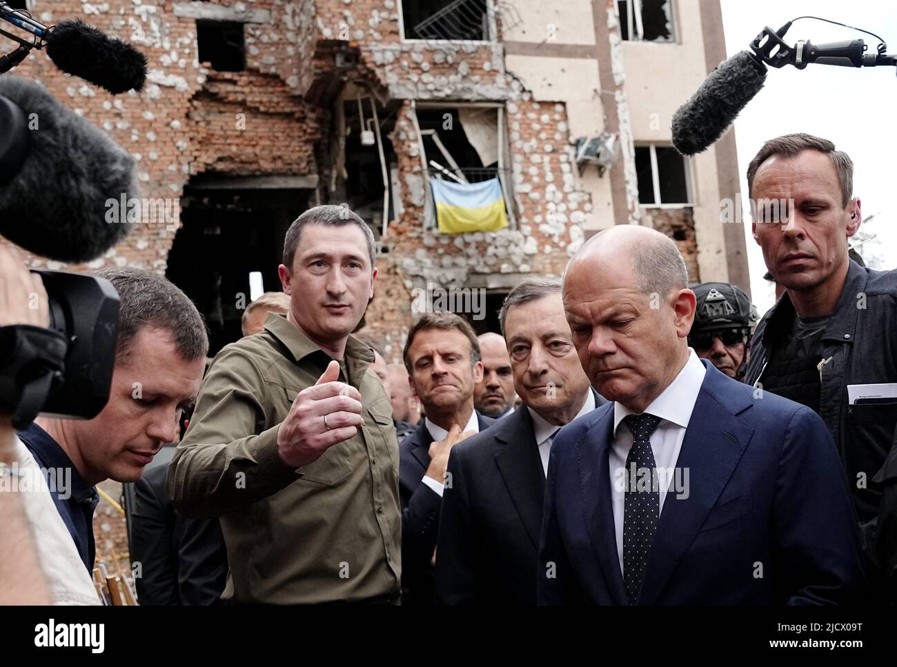 Irpin, Ucraina. 16th giugno 2022. Oleksiy Chernyshov (2nd da sinistra), inviato speciale del presidente ucraino Selenskyj per una prospettiva di adesione all'UE, cammina con Emmanuel Macron (M indietro), presidente di Francia, Mario Draghi (3rd da destra), primo ministro d'Italia, cancelliere tedesco OLAF Scholz (2nd da destra, SPD) ha distrutto edifici in passato ad Irpin, nella grande Kiev. Credit: Kay Nietfeld/dpa/Alamy Live News Foto Stock