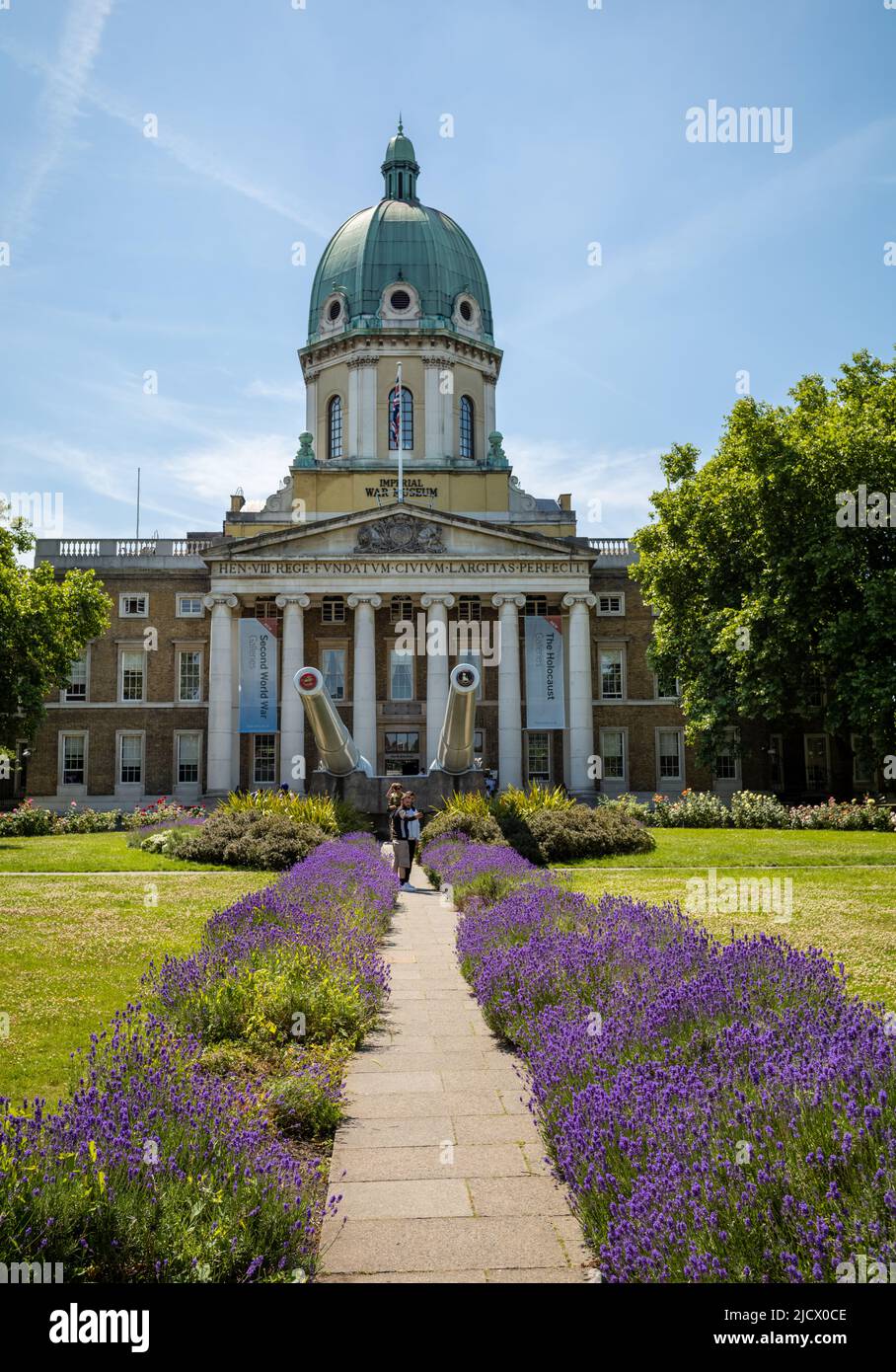 La parte anteriore dell'Imperial War Museum (IWM) sorvegliata da due cannoni Royal Navy da 15' a Londra. REGNO UNITO. Il museo occupa l'ex ospedale reale di Bethlem. Foto Stock