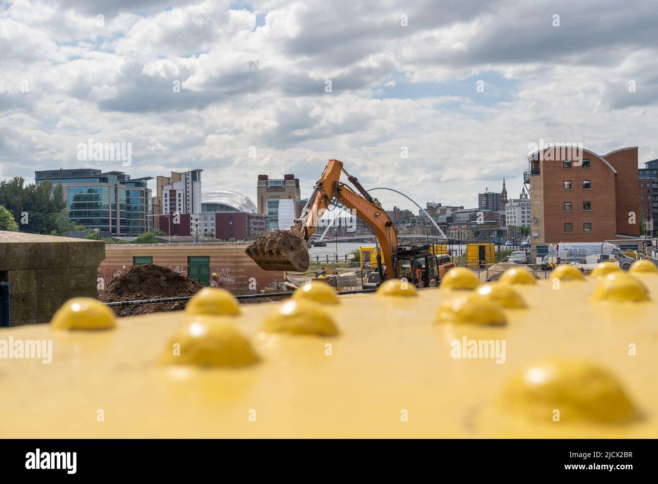 Esaminando i lavori di costruzione a partire dallo sviluppo di Malmo Quays sul Quayside, Newcastle upon Tyne, Regno Unito Foto Stock