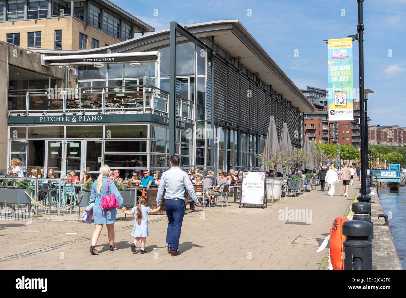Chi ama passeggiare sul Quayside vicino al Pitcher and piano bar a Newcastle upon Tyne, Regno Unito. Foto Stock