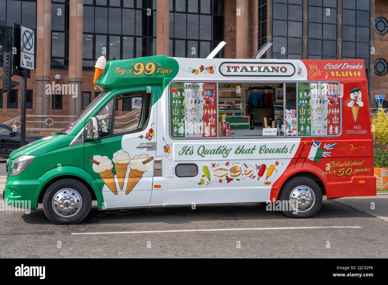 Un furgone di gelati italiani sul Quayside a Newcastle upon Tyne, Regno Unito, Foto Stock