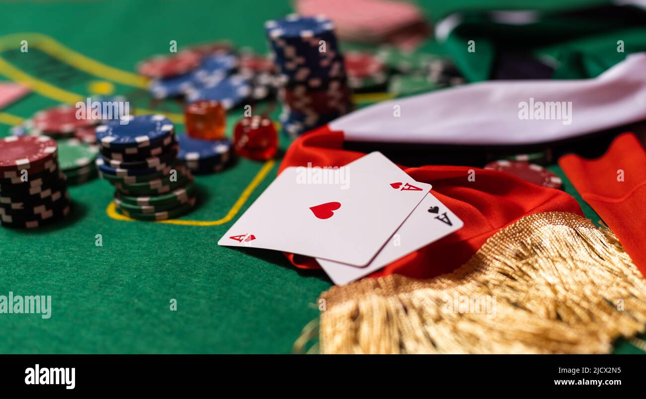 Chip di poker, bandiera degli Emirati Arabi Uniti sul tavolo del blackjack Foto Stock