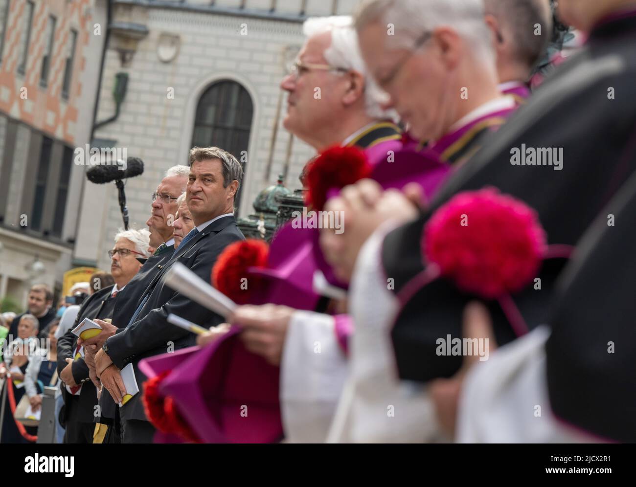 Monaco di Baviera, Germania. 16th giugno 2022. Markus Söder, (M, CSU) primo Ministro della Baviera, e fedeli partecipano alla Messa del Corpus Domini nel centro della città con il Cardinale Reinhard Marx, seguita da una processione. Credit: Peter Kneffel/dpa/Alamy Live News Foto Stock