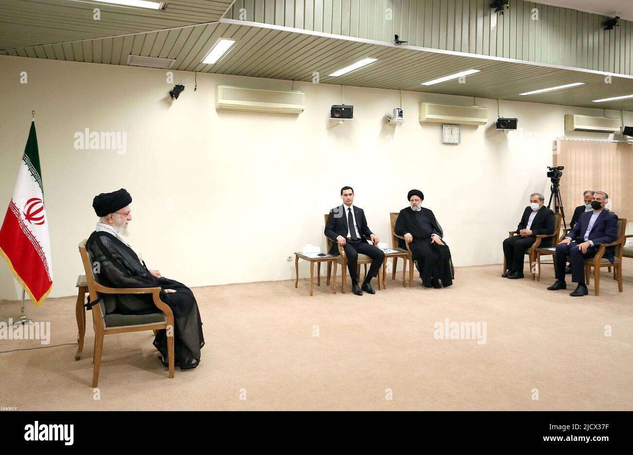 Teheran, Teheran, Iran. 15th giugno 2022. Una foto di handout resa disponibile dall'ufficio del leader supremo iraniano mostra, il leader supremo iraniano Ayatollah ALI KHAMENEI (L) parlando con il presidente del Turkmenistan SERDAR BERDIMUHAMEDOW (C), come il presidente iraniano EBRAHIM RAISI (R) ascolta, durante un incontro a Teheran, Iran, 15 giugno 2022. Berdimuhamedow si trova a Teheran per incontrare i funzionari iraniani. (Credit Image: © Iranian Supreme leader'S Office via ZUMA Press Wire) Foto Stock