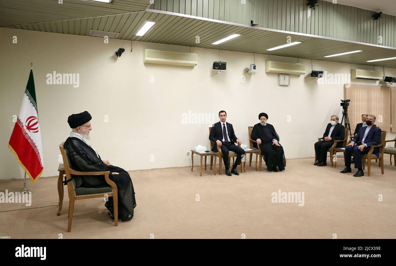 Teheran, Teheran, Iran. 15th giugno 2022. Una foto di handout resa disponibile dall'ufficio del leader supremo iraniano mostra, il leader supremo iraniano Ayatollah ALI KHAMENEI (L) parlando con il presidente del Turkmenistan SERDAR BERDIMUHAMEDOW (C), come il presidente iraniano EBRAHIM RAISI (R) ascolta, durante un incontro a Teheran, Iran, 15 giugno 2022. Berdimuhamedow si trova a Teheran per incontrare i funzionari iraniani. (Credit Image: © Iranian Supreme leader'S Office via ZUMA Press Wire) Foto Stock