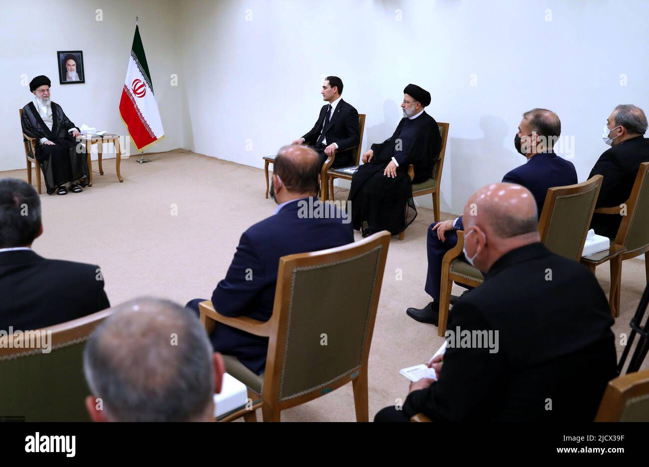 Teheran, Teheran, Iran. 15th giugno 2022. Una foto di handout resa disponibile dall'ufficio del leader supremo iraniano mostra, il leader supremo iraniano Ayatollah ALI KHAMENEI (L) parlando con il presidente del Turkmenistan SERDAR BERDIMUHAMEDOW (C), come il presidente iraniano EBRAHIM RAISI (R) ascolta, durante un incontro a Teheran, Iran, 15 giugno 2022. Berdimuhamedow si trova a Teheran per incontrare i funzionari iraniani. (Credit Image: © Iranian Supreme leader'S Office via ZUMA Press Wire) Foto Stock