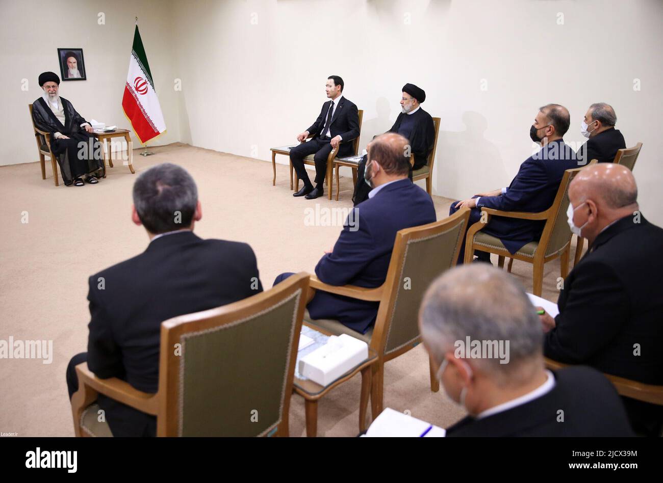 Teheran, Teheran, Iran. 15th giugno 2022. Una foto di handout resa disponibile dall'ufficio del leader supremo iraniano mostra, il leader supremo iraniano Ayatollah ALI KHAMENEI (L) parlando con il presidente del Turkmenistan SERDAR BERDIMUHAMEDOW (C), come il presidente iraniano EBRAHIM RAISI (R) ascolta, durante un incontro a Teheran, Iran, 15 giugno 2022. Berdimuhamedow si trova a Teheran per incontrare i funzionari iraniani. (Credit Image: © Iranian Supreme leader'S Office via ZUMA Press Wire) Foto Stock