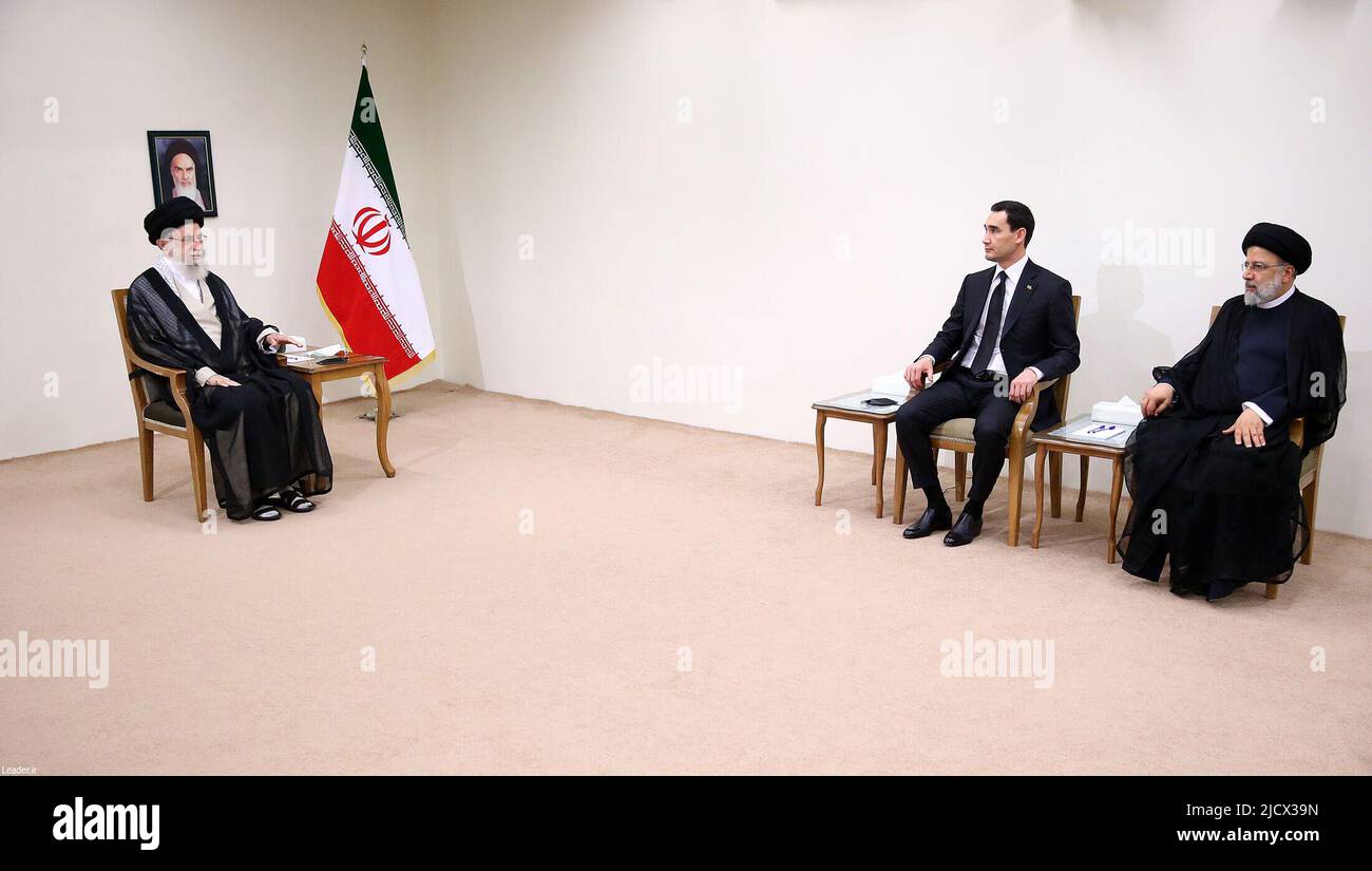 Teheran, Teheran, Iran. 15th giugno 2022. Una foto di handout resa disponibile dall'ufficio del leader supremo iraniano mostra, il leader supremo iraniano Ayatollah ALI KHAMENEI (L) parlando con il presidente del Turkmenistan SERDAR BERDIMUHAMEDOW (C), come il presidente iraniano EBRAHIM RAISI (R) ascolta, durante un incontro a Teheran, Iran, 15 giugno 2022. Berdimuhamedow si trova a Teheran per incontrare i funzionari iraniani. (Credit Image: © Iranian Supreme leader'S Office via ZUMA Press Wire) Foto Stock