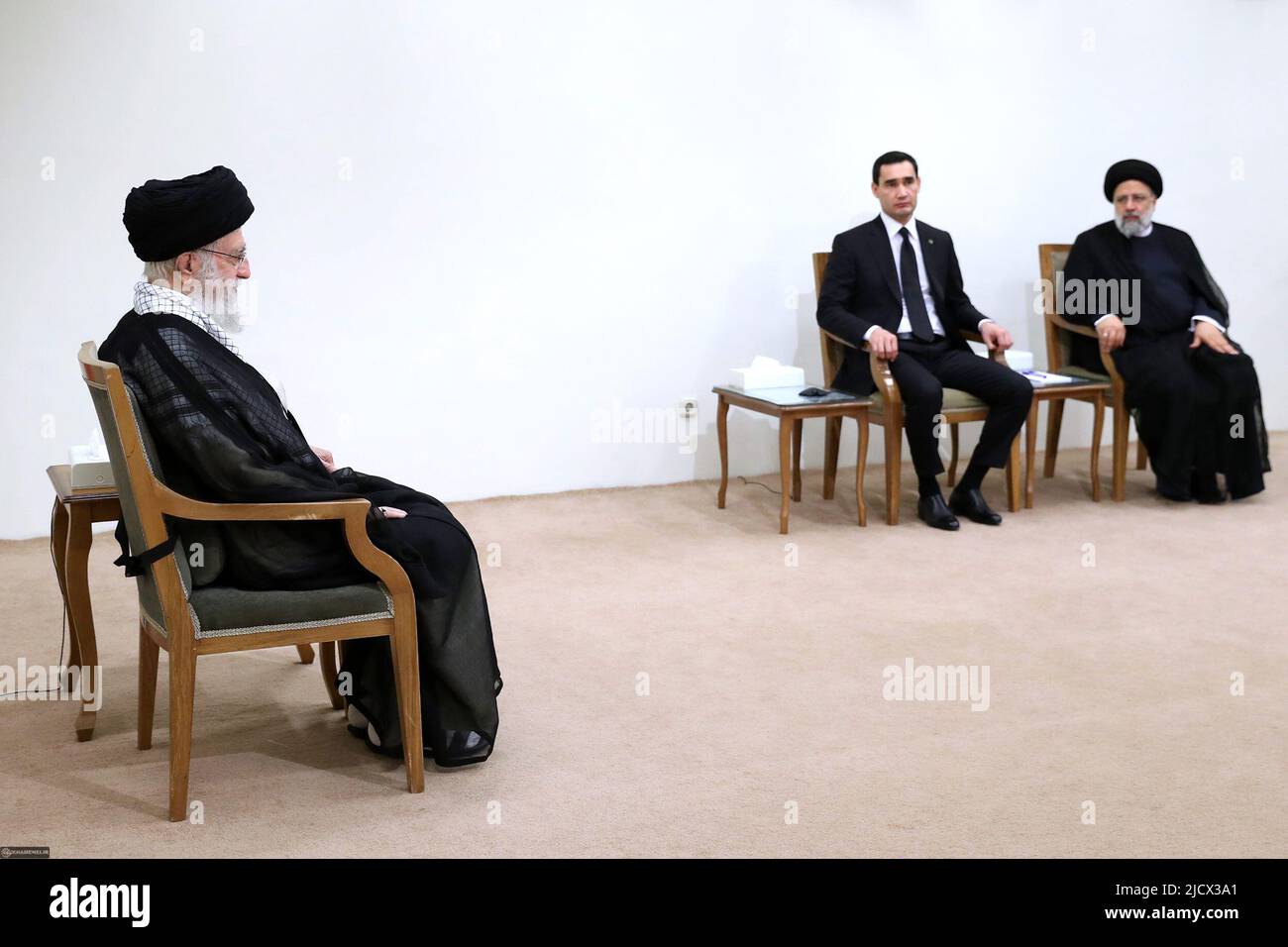 Teheran, Teheran, Iran. 15th giugno 2022. Una foto di handout resa disponibile dall'ufficio del leader supremo iraniano mostra, il leader supremo iraniano Ayatollah ALI KHAMENEI (L) parlando con il presidente del Turkmenistan SERDAR BERDIMUHAMEDOW (C), come il presidente iraniano EBRAHIM RAISI (R) ascolta, durante un incontro a Teheran, Iran, 15 giugno 2022. Berdimuhamedow si trova a Teheran per incontrare i funzionari iraniani. (Credit Image: © Iranian Supreme leader'S Office via ZUMA Press Wire) Foto Stock