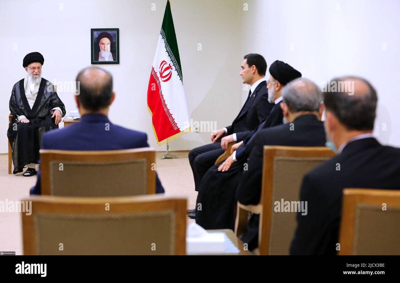 Teheran, Teheran, Iran. 15th giugno 2022. Una foto di handout resa disponibile dall'ufficio del leader supremo iraniano mostra, il leader supremo iraniano Ayatollah ALI KHAMENEI (L) parlando con il presidente del Turkmenistan SERDAR BERDIMUHAMEDOW (C), come il presidente iraniano EBRAHIM RAISI (R) ascolta, durante un incontro a Teheran, Iran, 15 giugno 2022. Berdimuhamedow si trova a Teheran per incontrare i funzionari iraniani. (Credit Image: © Iranian Supreme leader'S Office via ZUMA Press Wire) Foto Stock