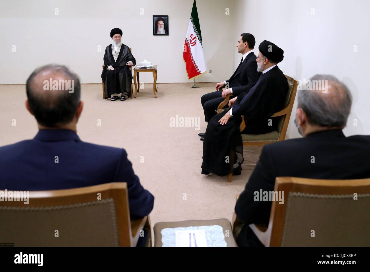 Teheran, Teheran, Iran. 15th giugno 2022. Una foto di handout resa disponibile dall'ufficio del leader supremo iraniano mostra, il leader supremo iraniano Ayatollah ALI KHAMENEI (L) parlando con il presidente del Turkmenistan SERDAR BERDIMUHAMEDOW (C), come il presidente iraniano EBRAHIM RAISI (R) ascolta, durante un incontro a Teheran, Iran, 15 giugno 2022. Berdimuhamedow si trova a Teheran per incontrare i funzionari iraniani. (Credit Image: © Iranian Supreme leader'S Office via ZUMA Press Wire) Foto Stock